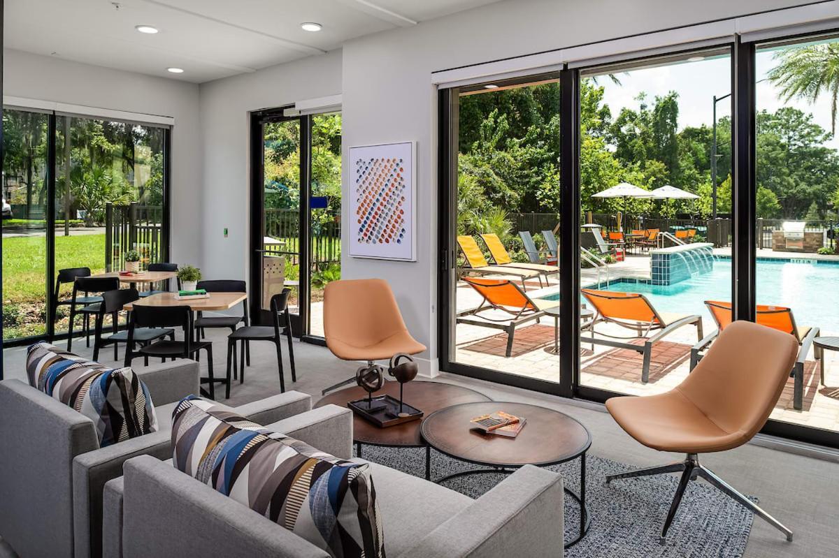 Luxe One Bedroom With Balcony Apartment *