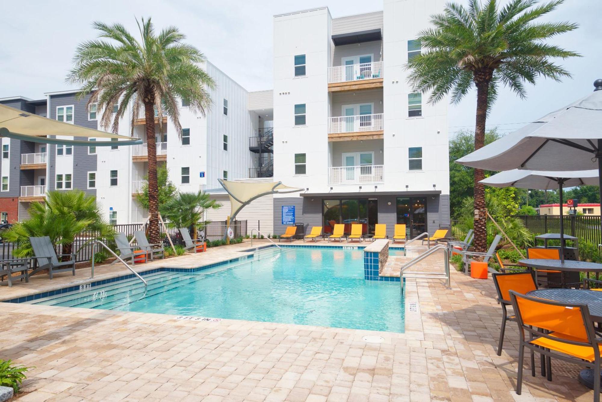 Luxe One Bedroom With Balcony Apartment *